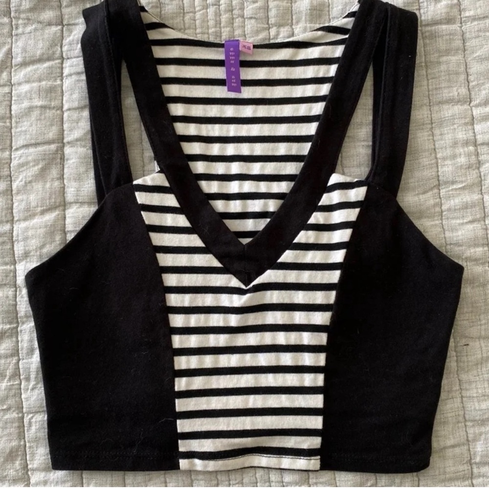 ✨VINTAGE Black and white striped LF cut out crop top